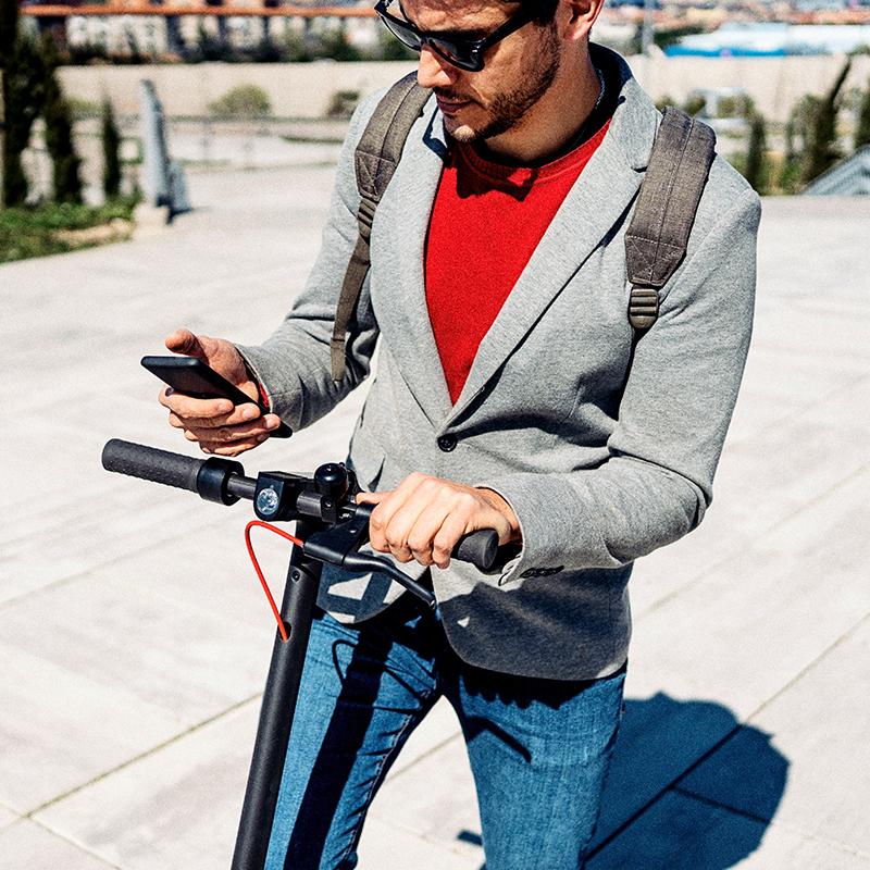 800x800 strillo box focus Man riding an e step