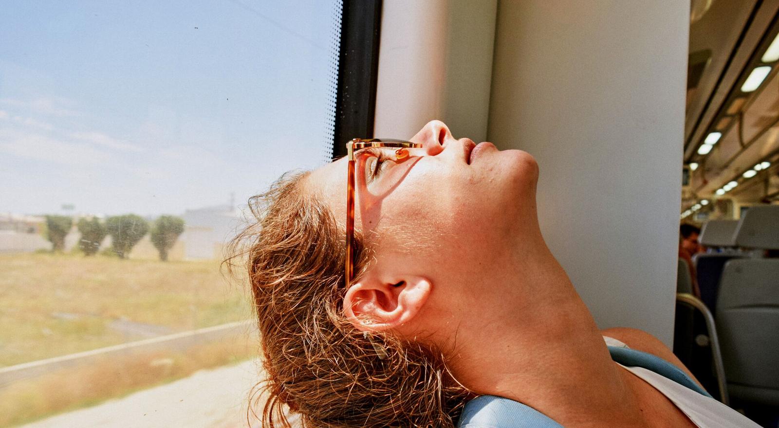 ragazza viaggia sogna treno